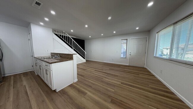 Building Photo - 3532 Rainbow Ln