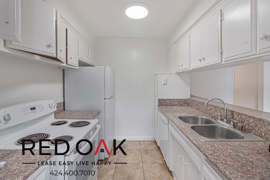 Building Photo - 10535 Lindley Ave