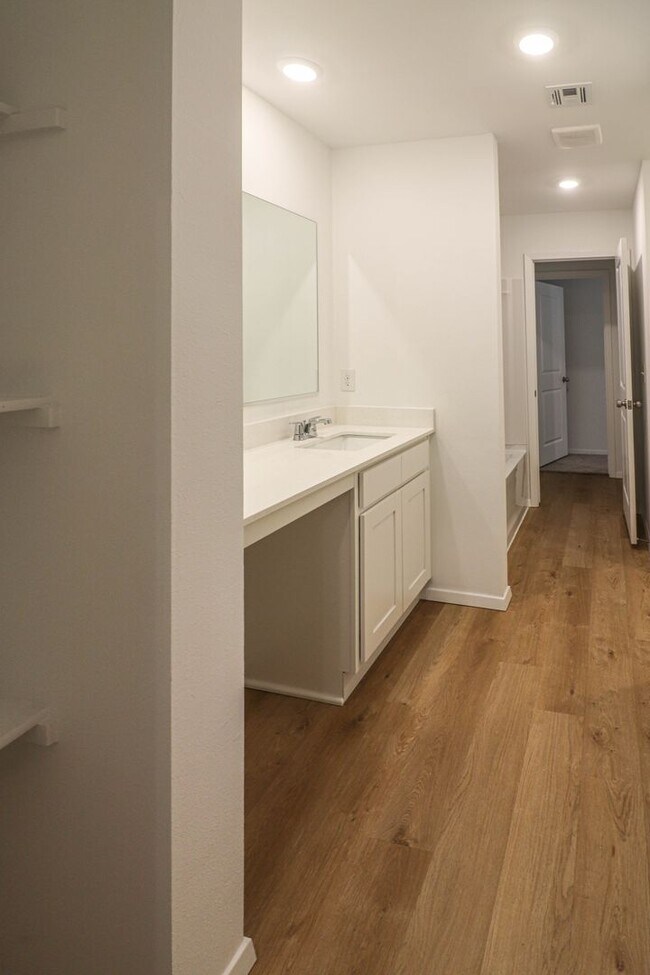 Building Photo - 3202 S 15th Pl