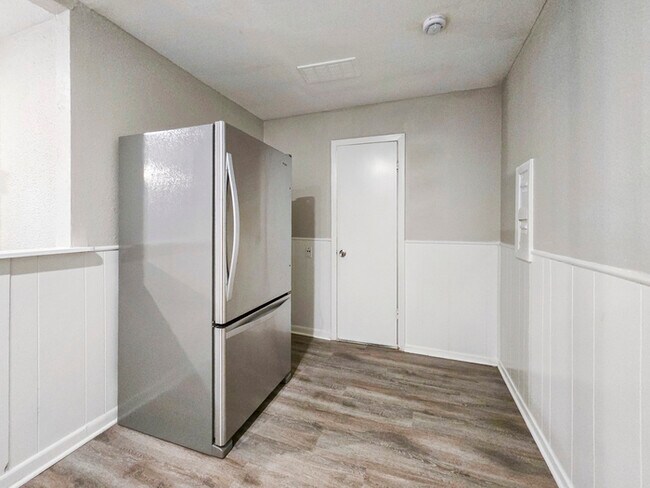 Building Photo - 601 Brookfield Dr
