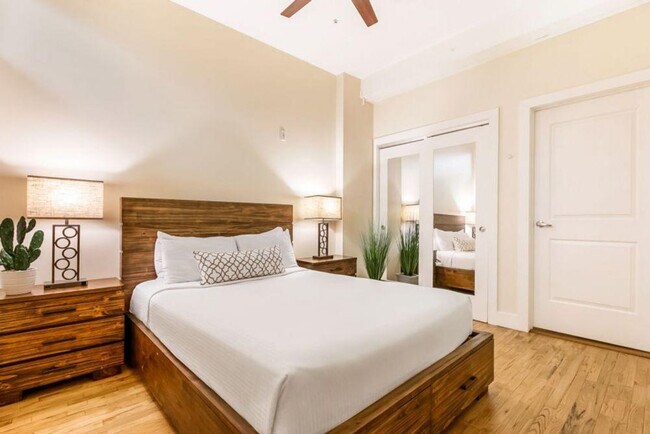 Building Photo - 201 Magazine St