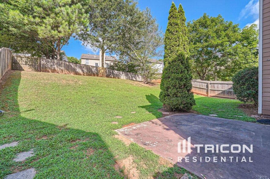 Building Photo - 570 Lullingstone Dr SE