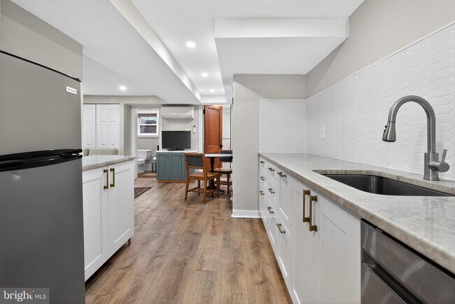 Building Photo - 32 Farragut Pl NW