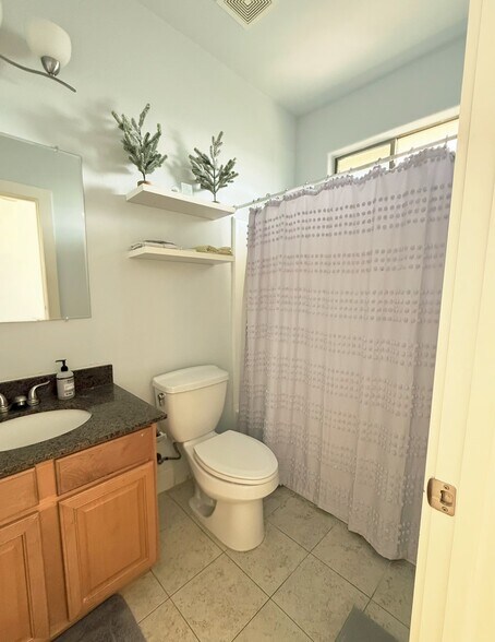 Building Photo - 13420 Lyndhurst St