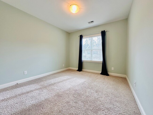 Building Photo - Charming 3 Bed, 2.5 Bath Townhome in the H...