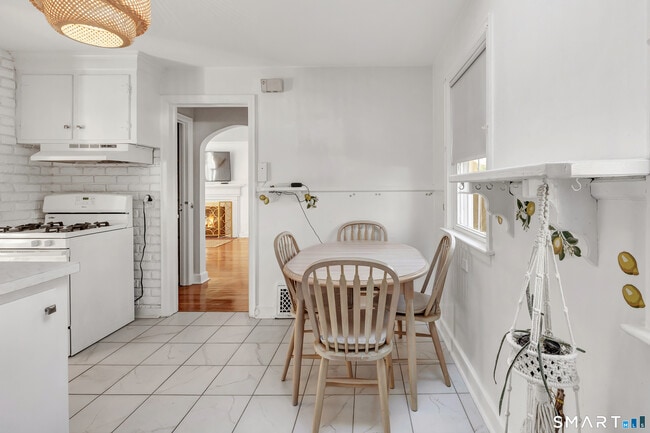 Building Photo - 124 Stiles St