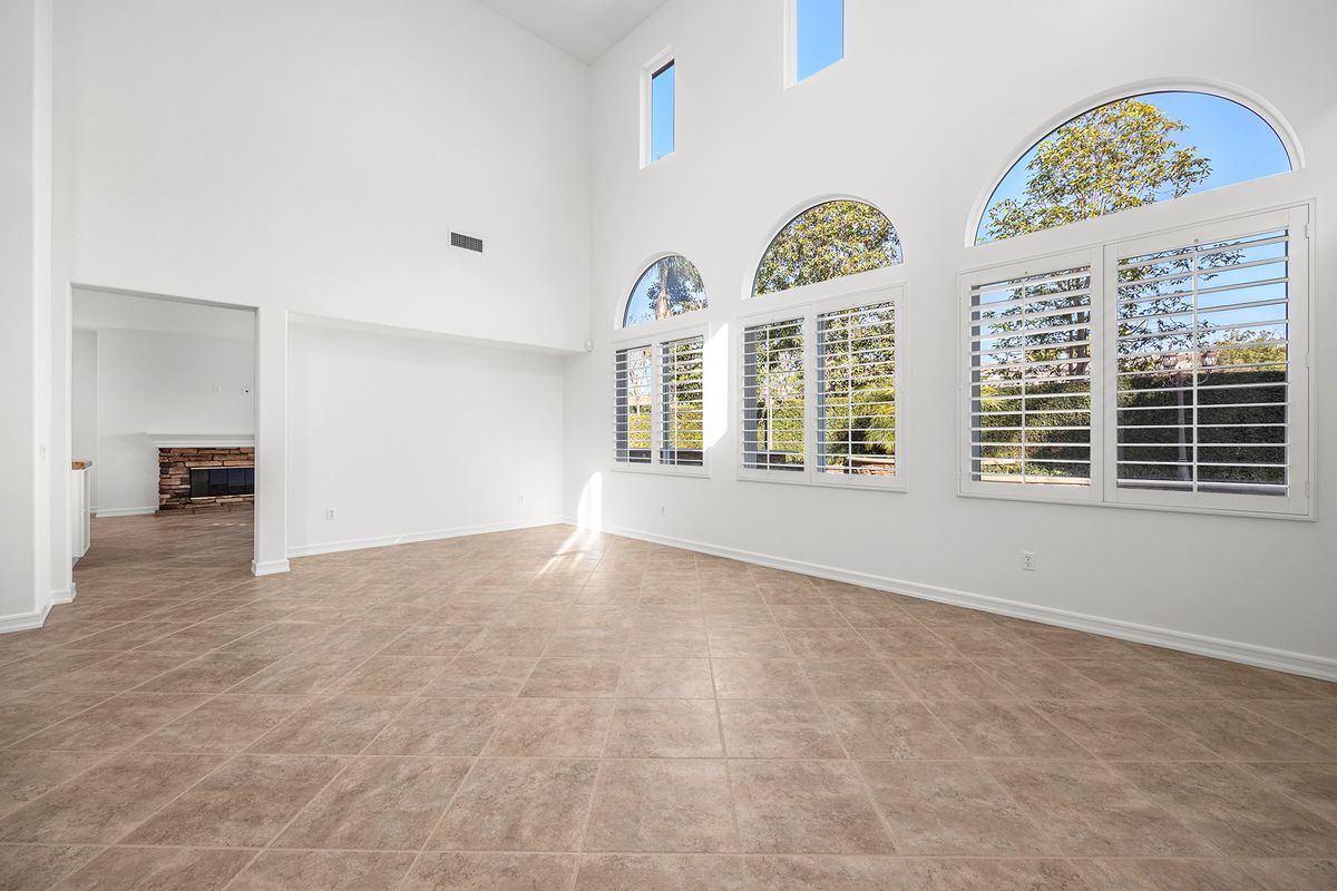 Building Photo - 2556 Pearblossom St