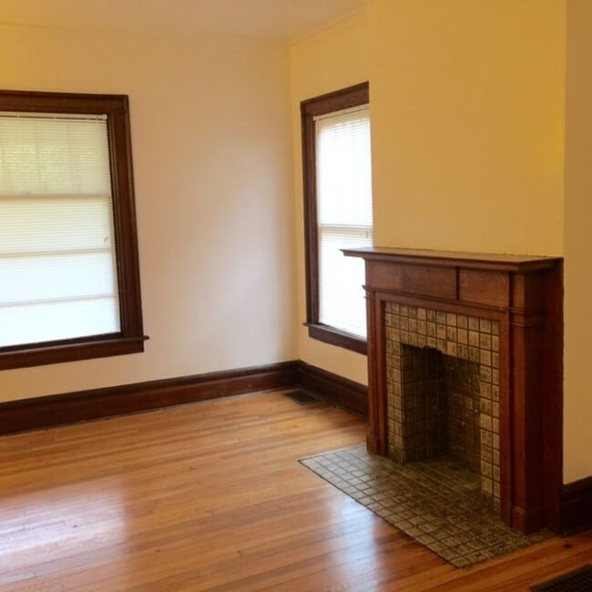 Building Photo - 156 E Lane Ave