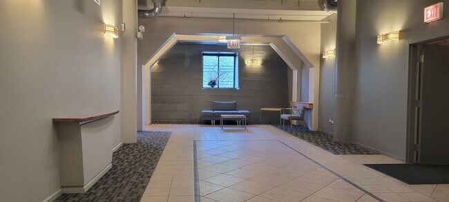 Building Photo - 1525 S Sangamon St