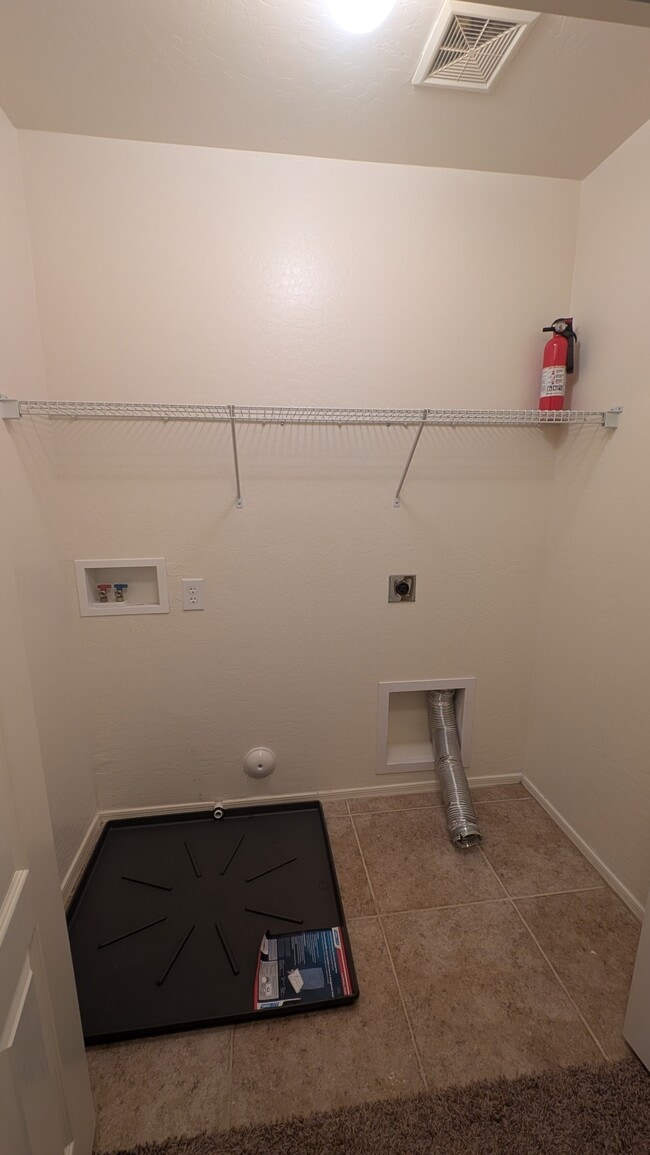 Building Photo - 10138 E Isabella Ave