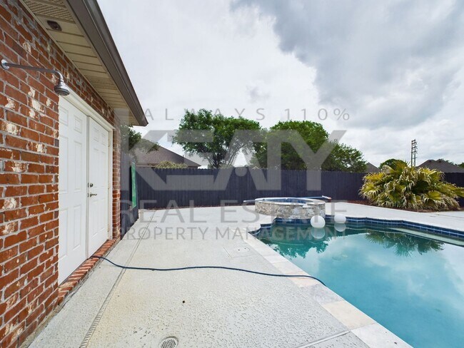 Building Photo - Three Bedroom Home in Sunset!