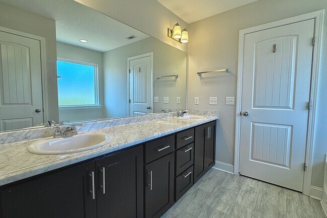 Building Photo - AVAILABLE NOW! (Small Pets Only)