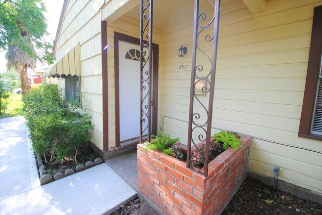 Building Photo - 3707 Daphne St
