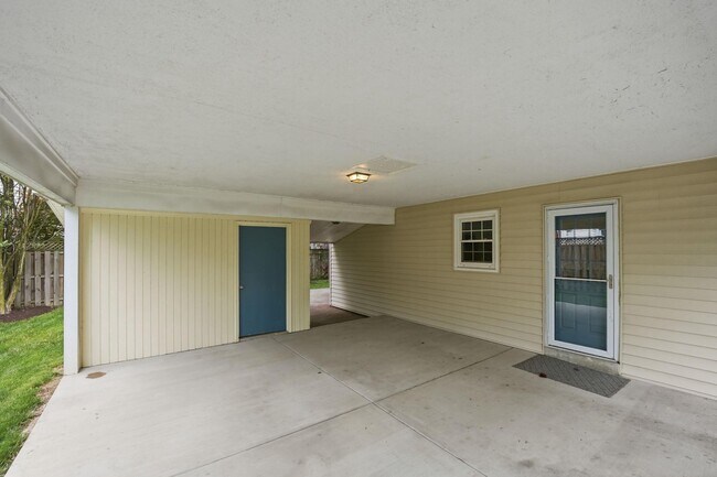 Building Photo - 4804 King Richard Dr