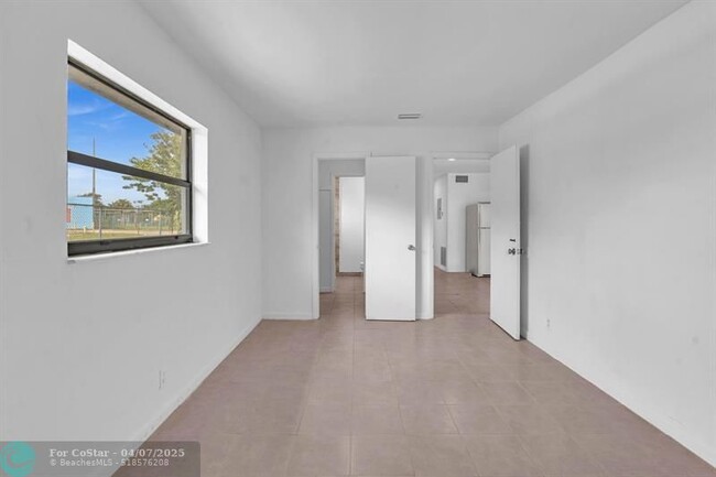 Building Photo - 5748 NW 27th Ct