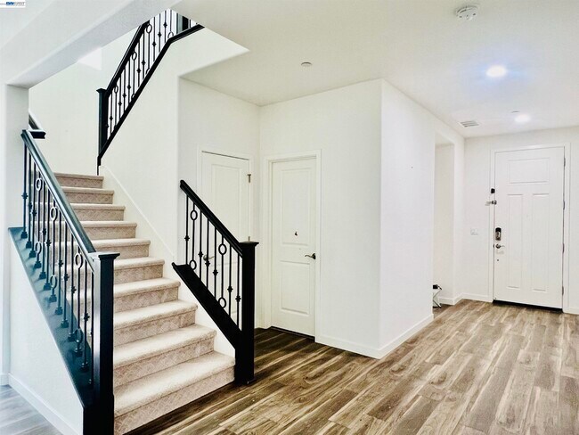 Building Photo - 304 E Angelina Ave