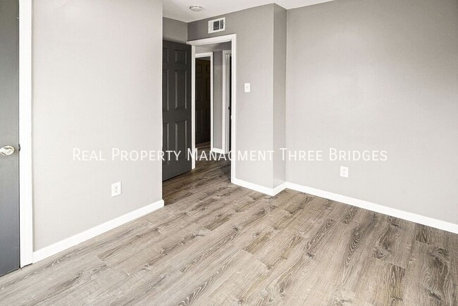 Building Photo - 2857 Dawnview Dr