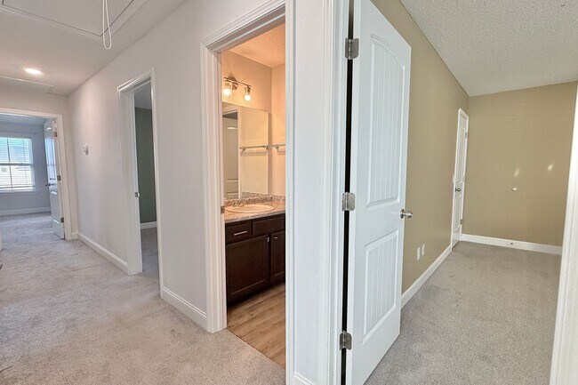 Building Photo - AVAILABLE NOW! (Pet Friendly)