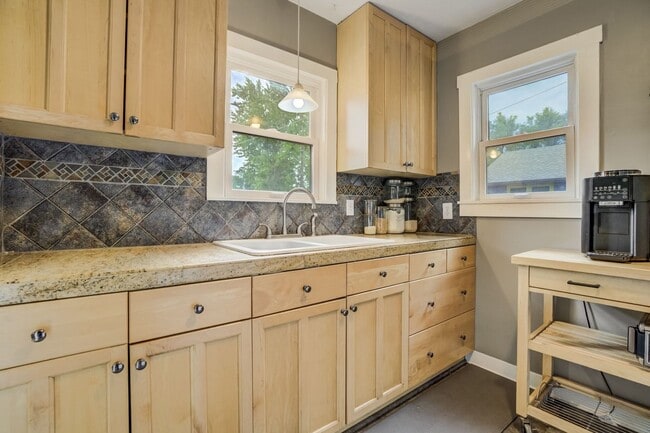 Building Photo - Main Level Living Near UC Health and Olymp...