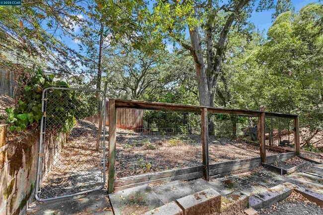 Building Photo - 15 Los Amigos Ct