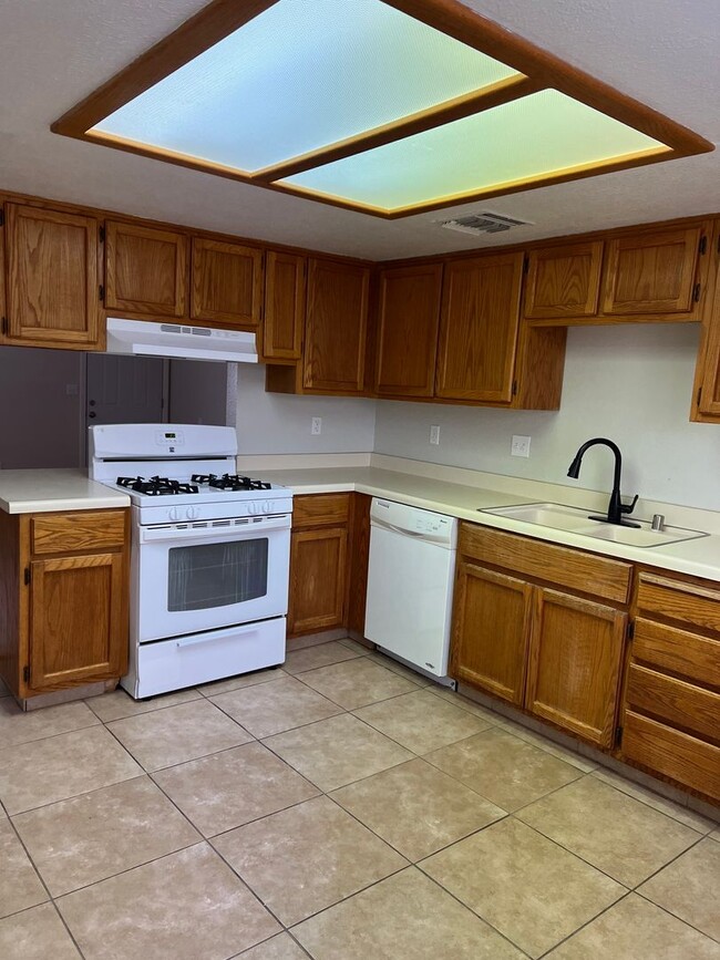 Building Photo - Please contact Vaughn Realty to set up an ...