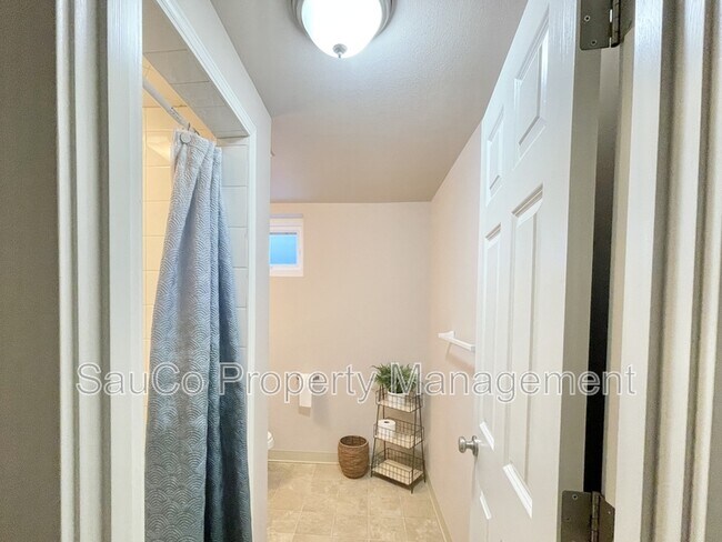 Building Photo - 5751 NE Lisbon Way