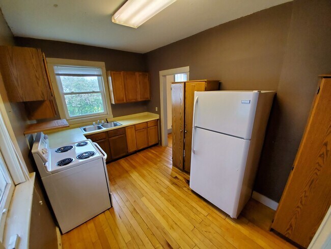 Building Photo - AVAILABLE AUGUST - Welcoming 3 Bed 1 Bath