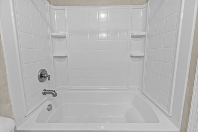 Building Photo - Gorgeous 3 Bedroom Townhome w/ Premium Finishes & Amenities - Pet Friendly!