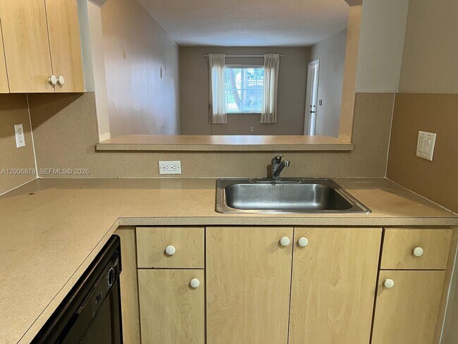 Building Photo - 1250 SE 31st Ct