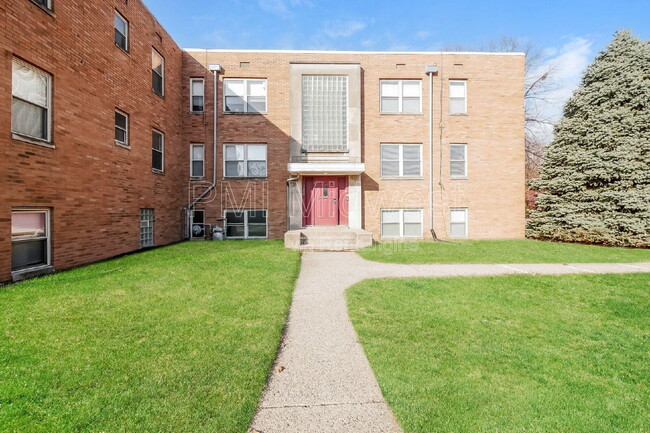 Building Photo - 146 E 19th St