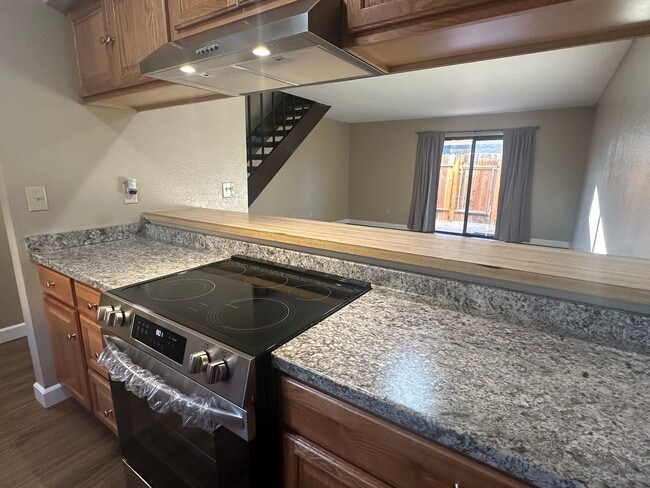 Building Photo - 2+1.5 REMODELED BRAND NEW APPLIANCES INCLUDED