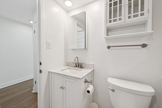 Building Photo - Renovated Studio w/ Private Balcony Glover...