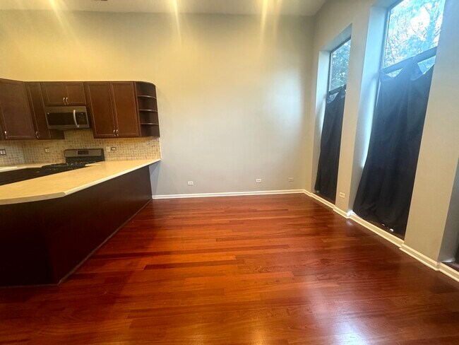 Building Photo - 521 N Racine Ave