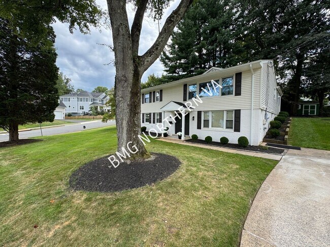 Building Photo - 1109 Hillcrest Dr SW