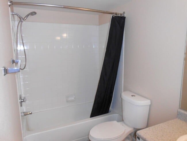 Building Photo - 2nd Floor 2 Bedroom Condo in Gated Community