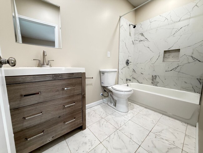 Building Photo - Marvelous 3 Bedroom and 2 Full Bath House!