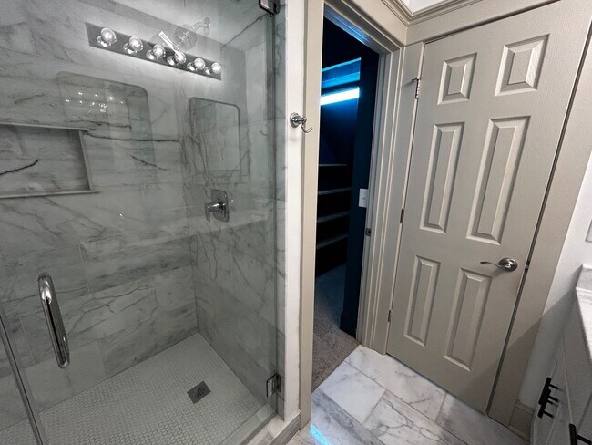 Building Photo - Gorgeous 4 Bedroom Home in Belmont Neighbo...
