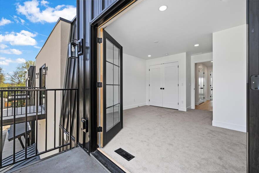 Building Photo - 614 N Avenue H Ave