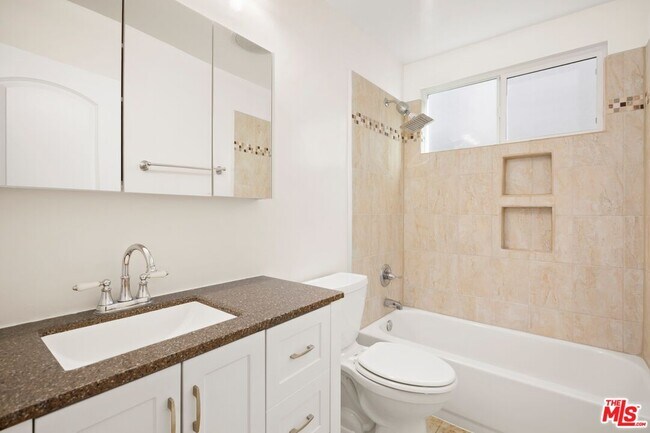 Building Photo - 8529 Saturn St