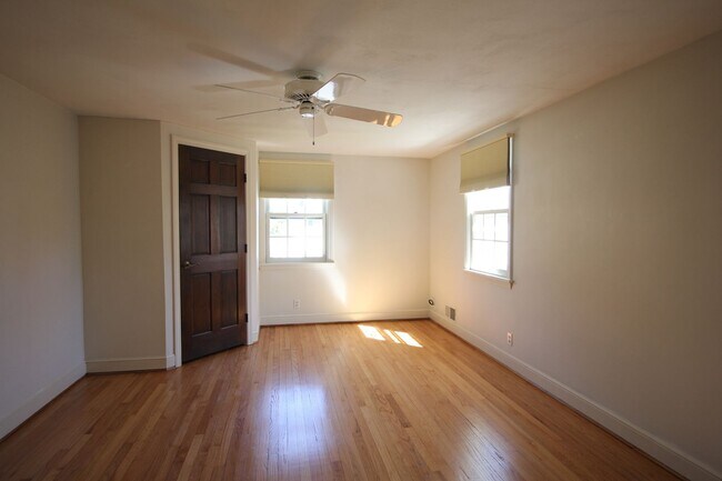 Building Photo - Beautiful 3 Bed, 2.5 Bath Single Family Colonial for Rent in Manchester!
