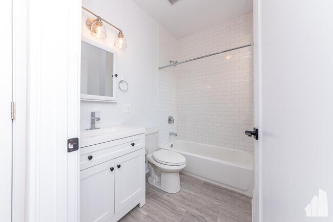 Building Photo - 3 bedroom in Chicago IL 60647
