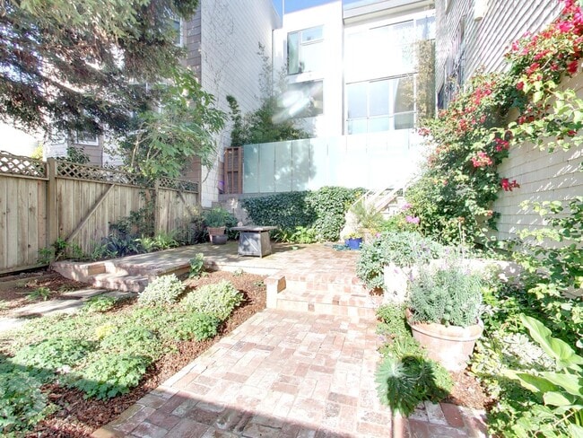 Building Photo - 2045 Hyde St