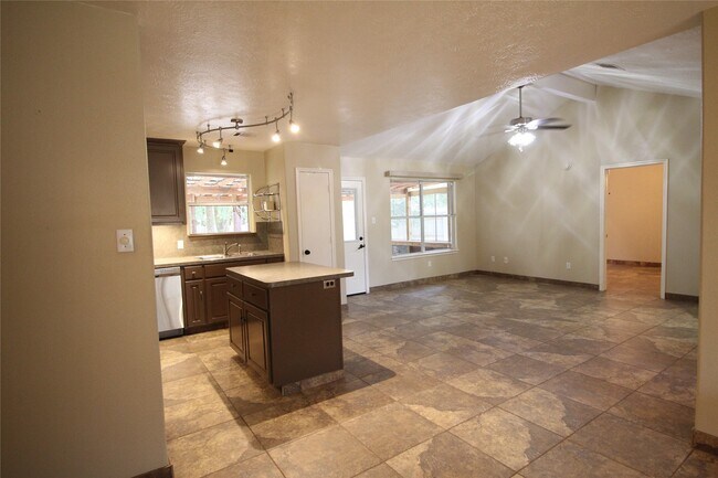 Building Photo - 16405 Sun View Ln