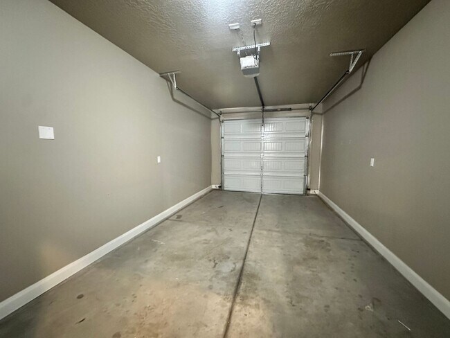 Building Photo - ** Move-in Discount** 3 Bedroom - 2.5 bathroom - in the heart of Cedar City!