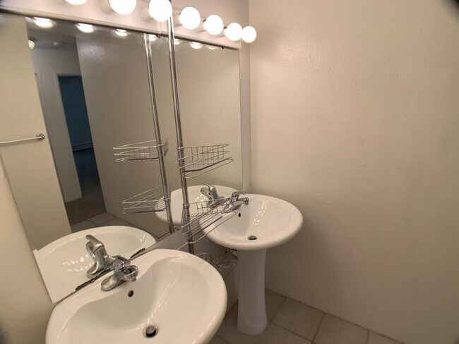 Building Photo - 1250 Golden Cir