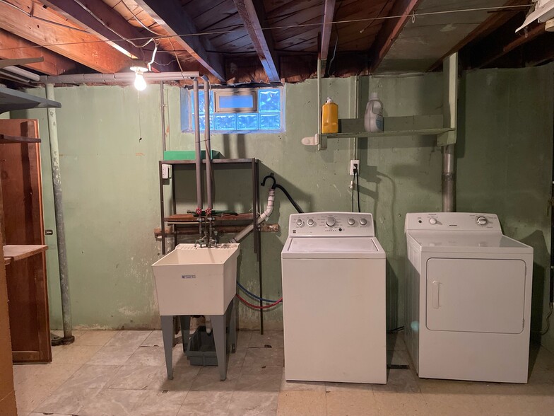 Washer and Dryer Remain - 1643 London Ave