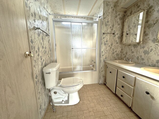 Building Photo - FIRST MONTH RENT FREE! Cute and Quiet 2/2 in N. Ft. Myers