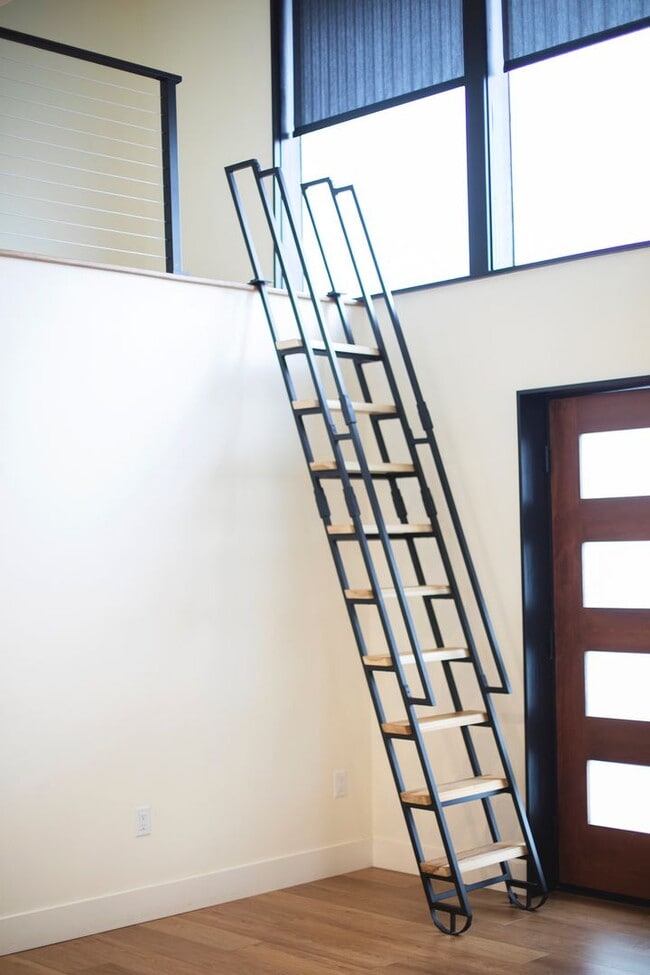 Building Photo - East Sacramento -  New Construction Studio