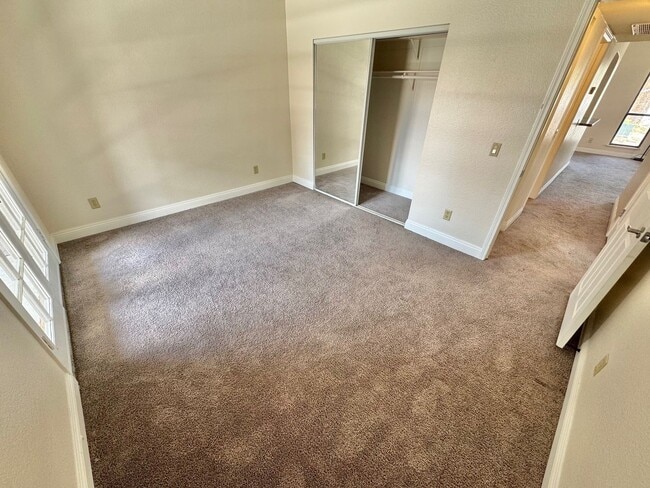 Building Photo - ADORABLE SECOND STORY 2 BEDROOMS 2 FULL BA...