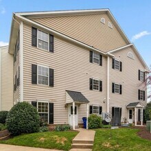 Building Photo - Spacious 3 Bedroom Townhome in Oldfarm.